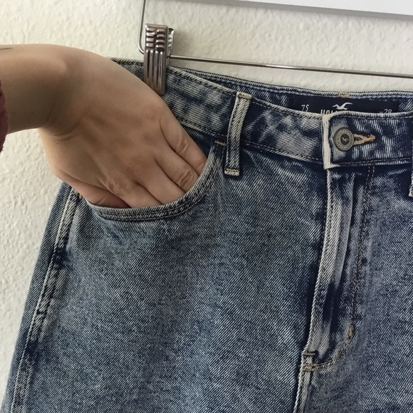 Hollister Ultra High-Rise Mom Jean - Picture 2 of 7